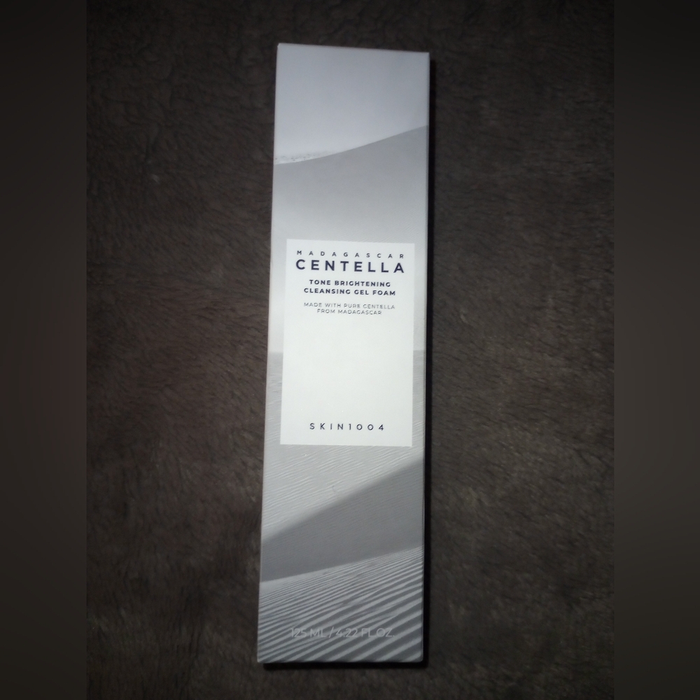SKIN1004 Madagascar Centella Tone Brightening Cleansing Gel Foam - White